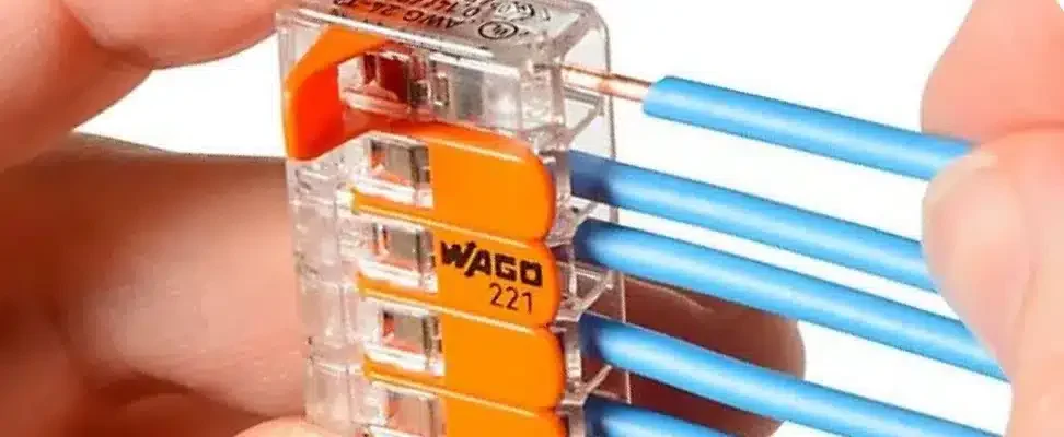 Bornes-de-connexion-électrique-comment-assurer-des-connexions-sûres-et-durables Connexion électrique sur borne Wago 221