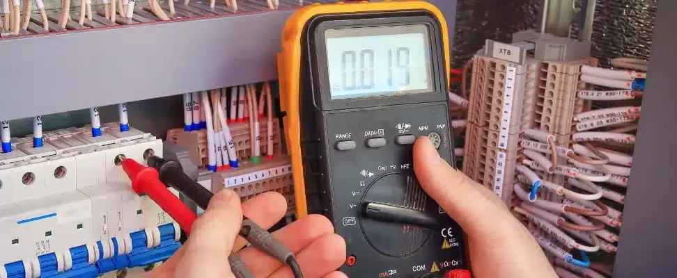 comment-choisir-un-multimètre Utilisation d'un multimètre sur un tableau électrique.