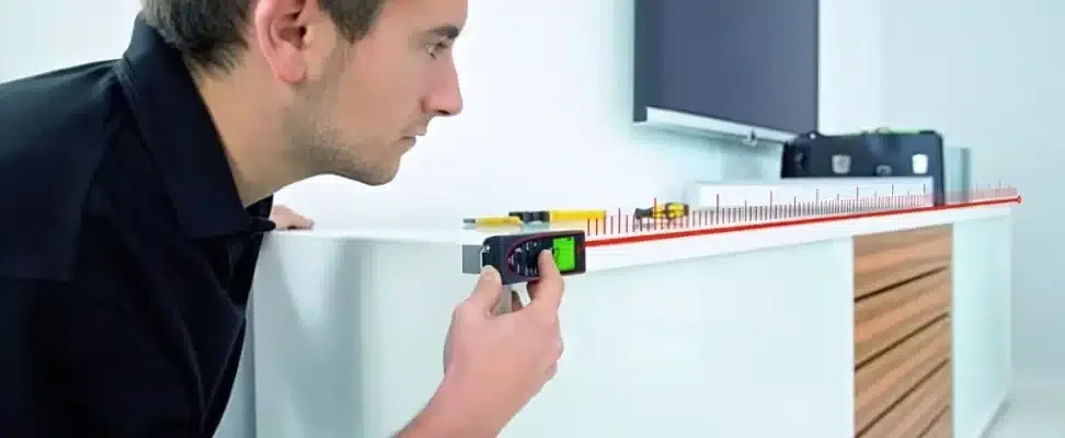 comment-choisir-un-telemetre Montre l'utilisation d'un télémètre laser au sein d'un domicile.