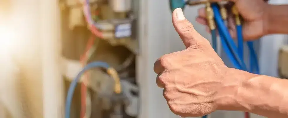 electricite-réussir-son-installation-électrique Pouce levé comme pour valider l'installation électrique que l'on voit à l'arrière-plan.