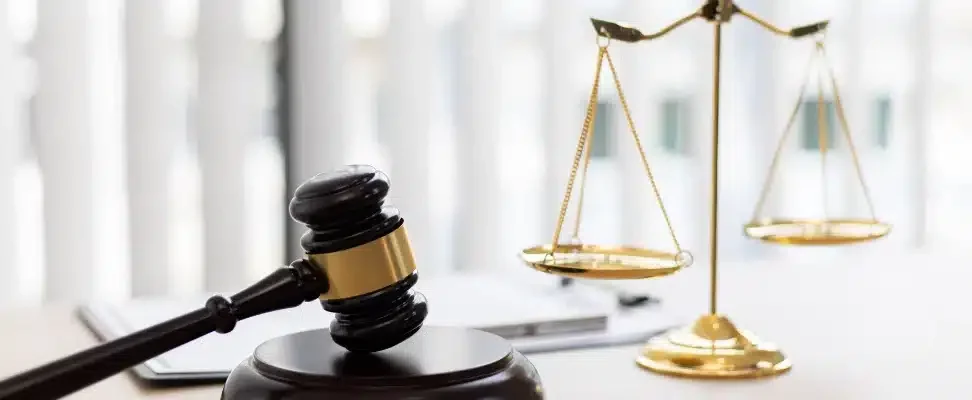 les-normes-electriques-en-vigueur Marteau de juge et une balance, deux symboles de la justice / la loi.