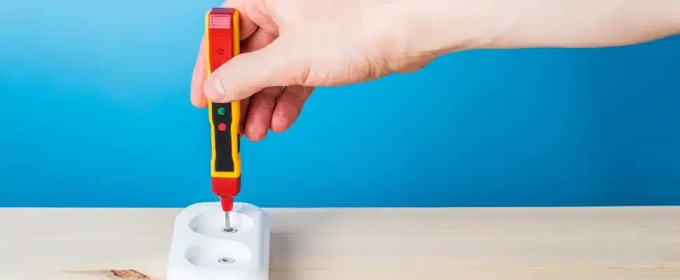 outils-de-diagnostic Prise de la tension électrique d'une prise domestique.