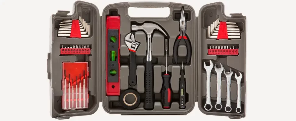 s-pour-l-outillage-electroportatif-2 Sur cet image on peut voir une boite à outils comportant : des embouts de vissage, un marteau, une pince, un tournevis, des clés à molette et un niveau